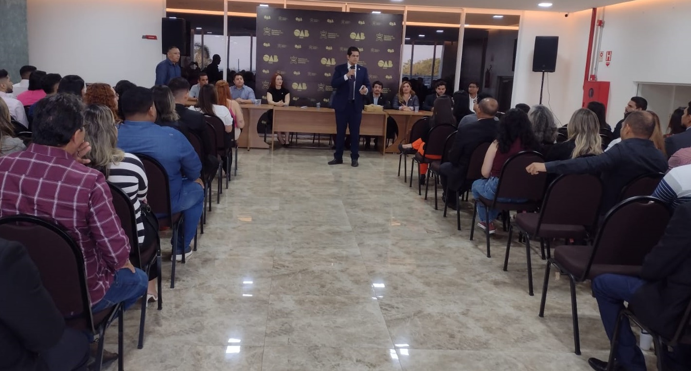 OAB-AP realiza a entrega de 39 carteiras provisórias para novos advogados e advogadas